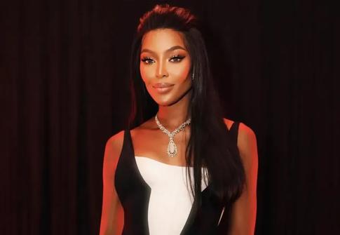 Наоми Кэмпбелл вышла в свет в элегантном смокинге во время Миланской недели моды