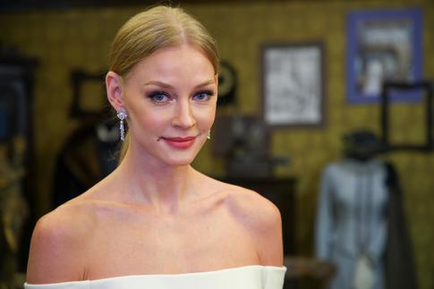 42-летняя Светлана Ходченкова показала идеальную растяжку в шпагате