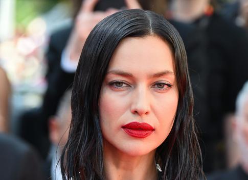 Облаченная в красное платье Ирина Шейк устроила фотосессию с гамбургером