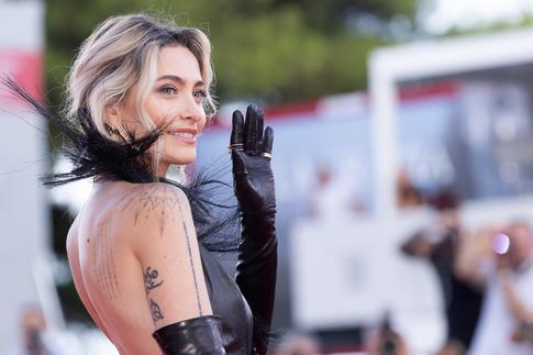 Дочь Майкла Джексона появилась на Венецианском фестивале, показав тату на груди