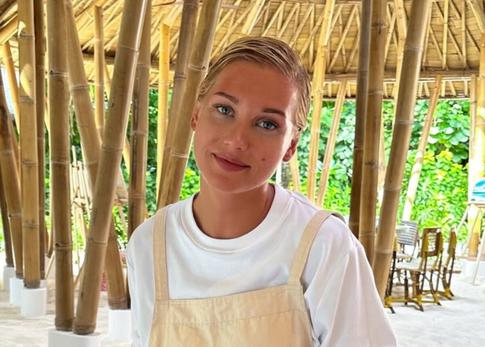 Кристина Асмус показала фото с дочерью и собакой Трюфелем