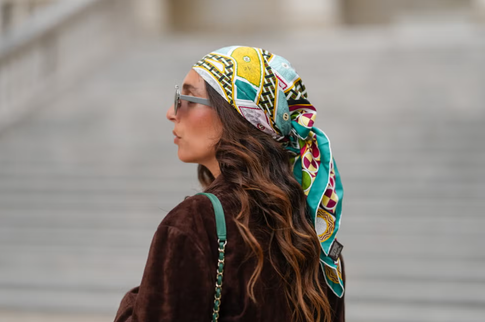 Подари мне платок: как стильно носить его осенью 2025