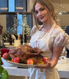 Джей Ло с индейкой, Эмбер Херд с кукурузой: День Благодарения в США