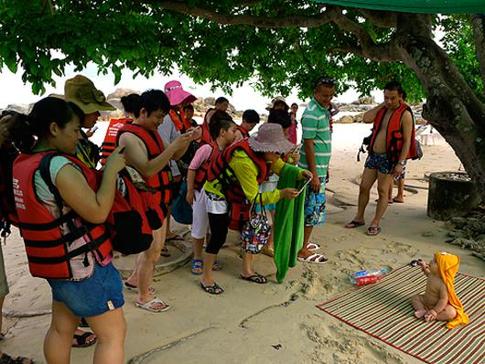 Записки тайской мамочки: «Сотни китайцев пытались сделать фото моего сына»