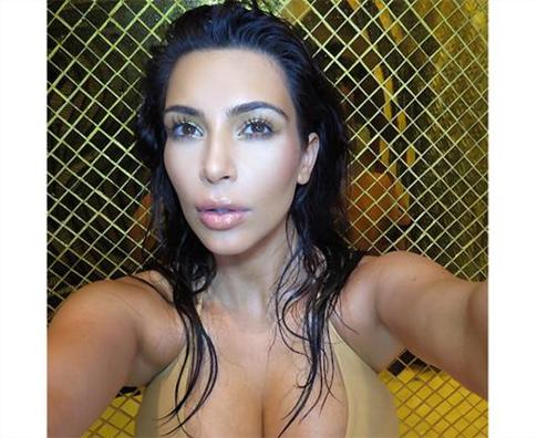 Ким Кардашьян выставила грудь на показ