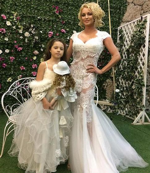 Анастасия Волочкова сняла в клипе дочку