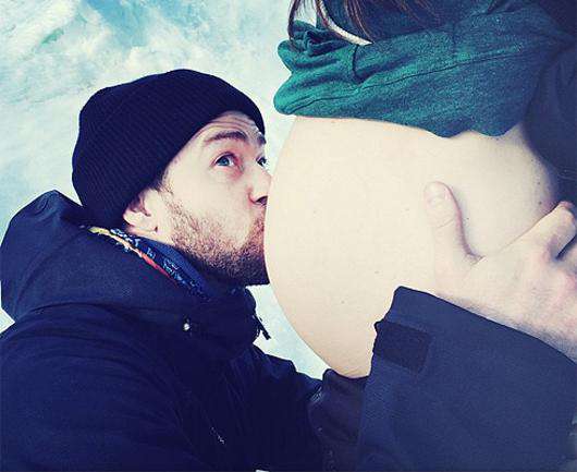 Джастин Тимберлейк целует живот Джессики Бил. Фото: Instagram.com/justintimberlake.
