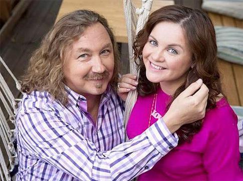 Беременная Проскурякова показала свидетельство о браке