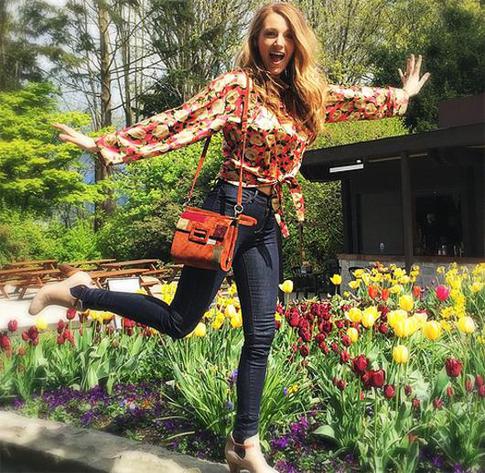 Блейк Лайвли кормит грудью в бикини