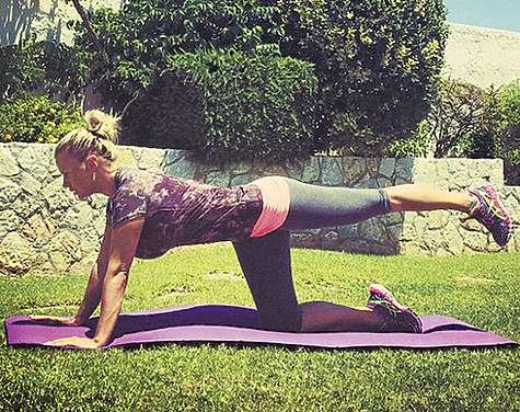 Даже в отпуске каждое утро Анна Семенович начинает с физических упражнений. Фото: Instagram.com/ann_semenovich.