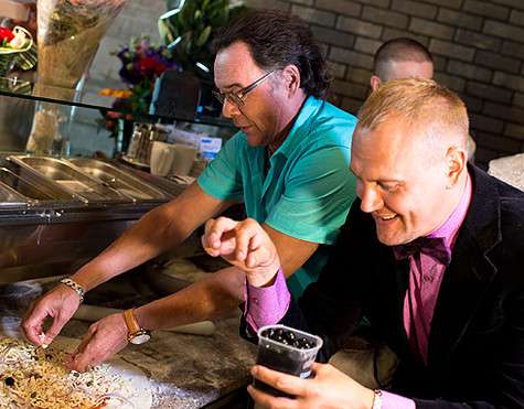 Степан Меньшиков и Михаил Муромов занимались начинкой пиццы. Фото: материалы пресс-служб.