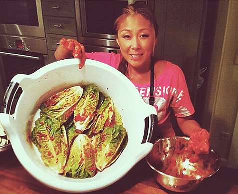 Анита Цой любит делать знаменитые азиатские закуски. Фото: Instagram.com.