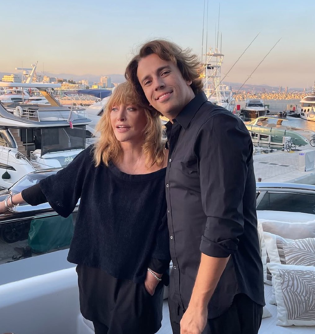 В греческом танце: свежие фото с дня рождения Пугачевой