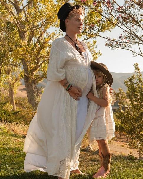 Пятилетняя дочь Пинк учится менять подгузники