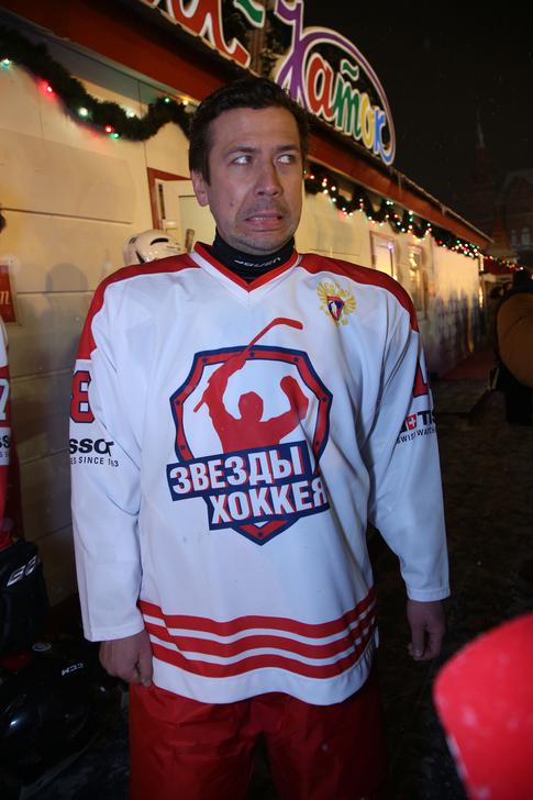 Звезды устроили хоккейный матч под стенами Кремля