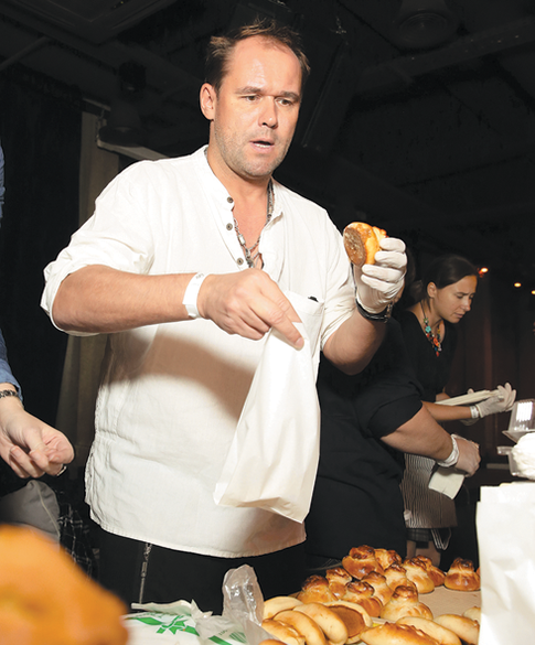 Максим Аверин продает пирожки