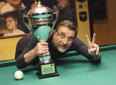 Звезды одержали победу в игре на бильярде