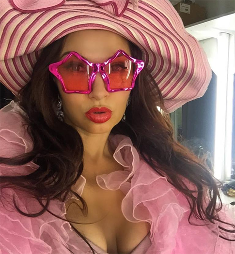 Эвелина Бледанс выкладывает новые фото в бикини