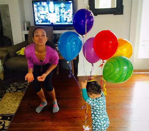 И снова на работу: как звездные мамы выходили из декрета?