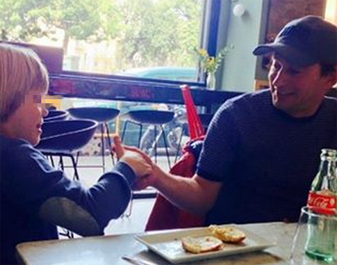 В Сеть попали редкие фото сына Хабенского