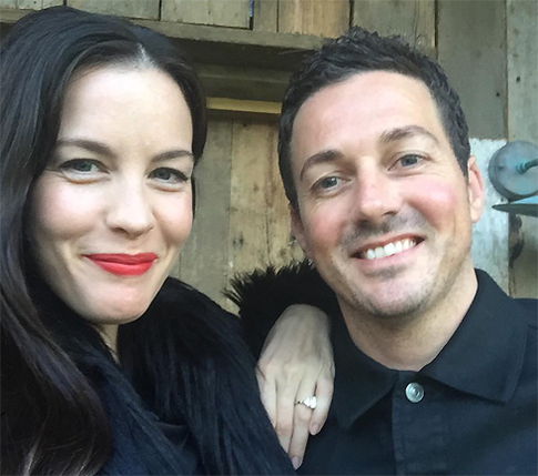 Жених Лив Тайлер носит ее одежду