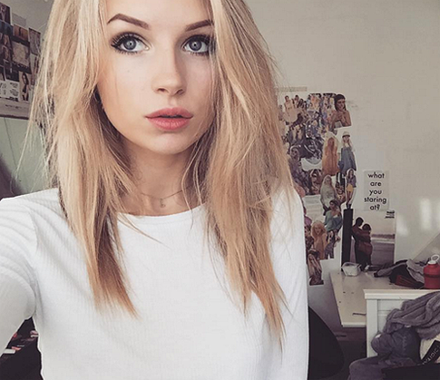 Младшая сестра Кейт Мосс поделилась пикантным снимком