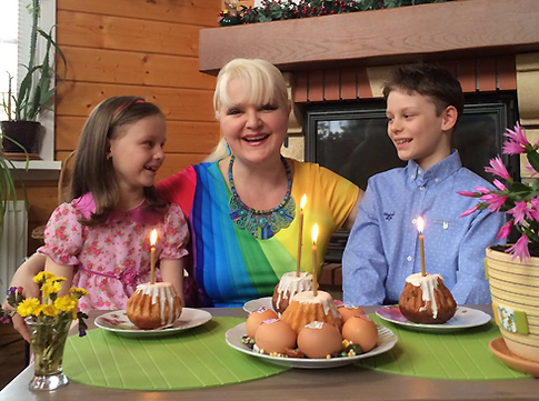 Елена Воробей красит яйца в сиреневый, а Маргарита Суханкина делает сырую пасху