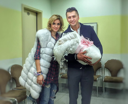 Прилучный забрал жену из роддома