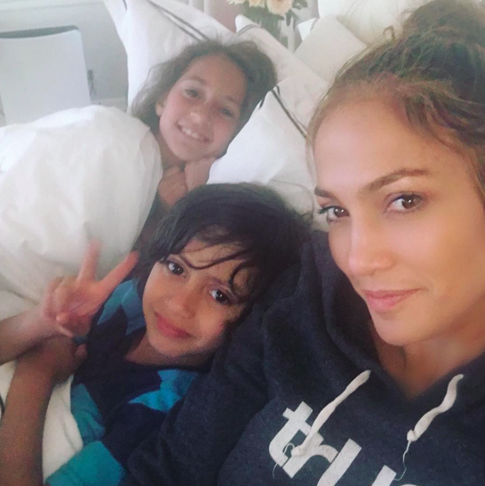 Дженнифер Лопес показала, чем любит заниматься в постели