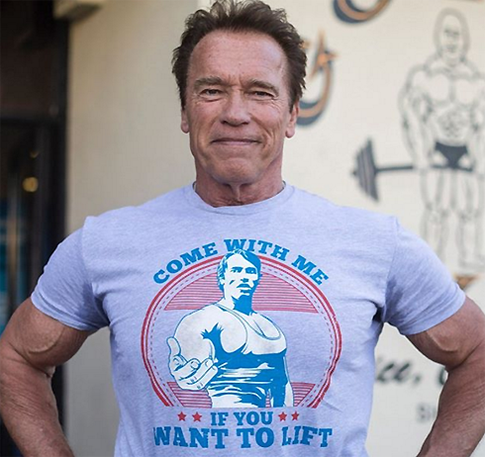 На Арнольда Шварценеггера напал слон во время сафари