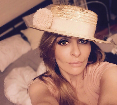 Варнава показала обручальное кольцо