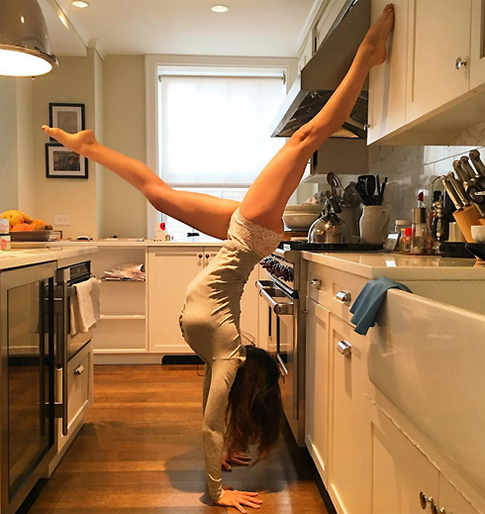 Кто из звезд умеет делать стойку на голове?