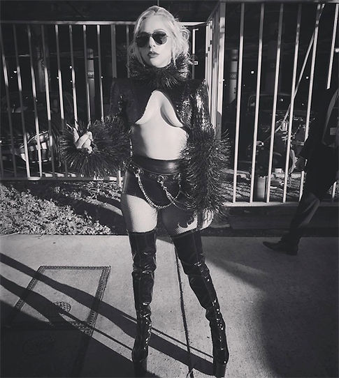 Леди Гага сразила своим откровенным нарядом