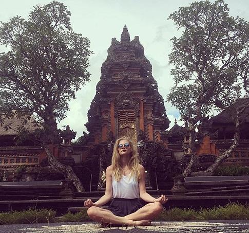 Светлана Ходченкова в свой день рождения медитирует на Бали