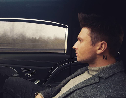 Сергей Лазарев показал секретную татуировку