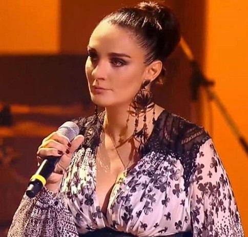 Елену Ваенгу обвинили в колдовстве и плагиате