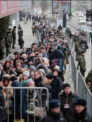 Очередь у концертного зала имени Чайковского