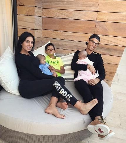 Избранница Роналду опубликовала фото новорожденной дочки