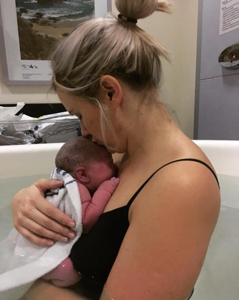 Блогерша из США шокировала фото сразу после родов