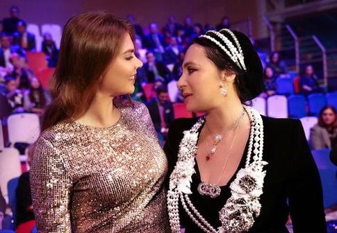 «Золотая» Алина Кабаева покорила всех фигурой и платьем