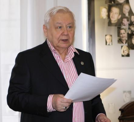 В окружении Табакова заговорили об онкологии