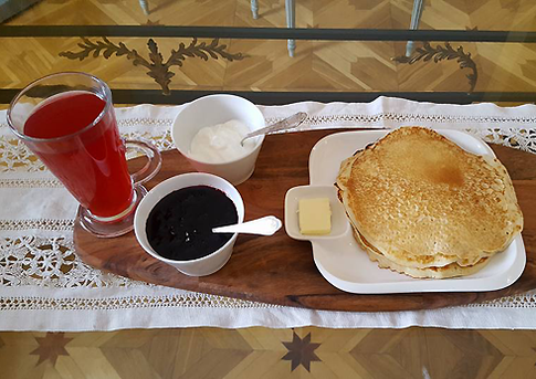 Блины на сметане с черничным вареньем