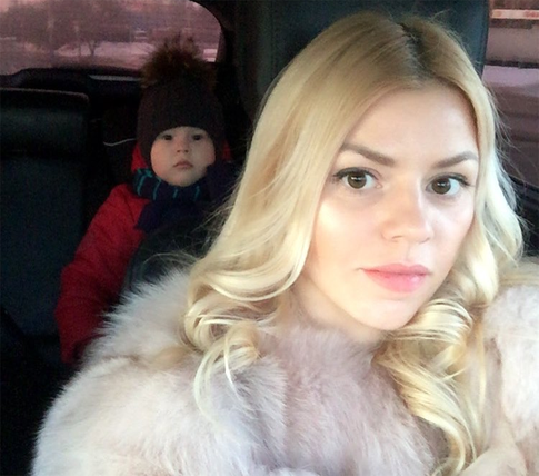 Оксану Стрункину с ребенком лишили средств к существованию