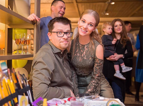 Харламов и Асмус прячут дочку от камер