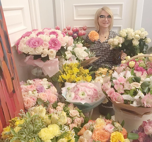Эвелина Хромченко принимает ванны из цветов