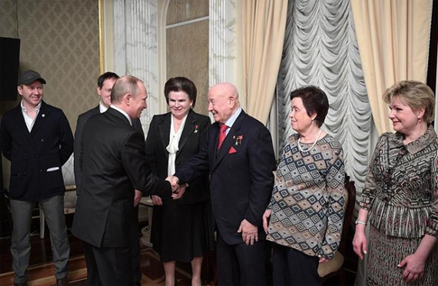 Евгений Миронов не снял шляпу перед Владимиром Путиным