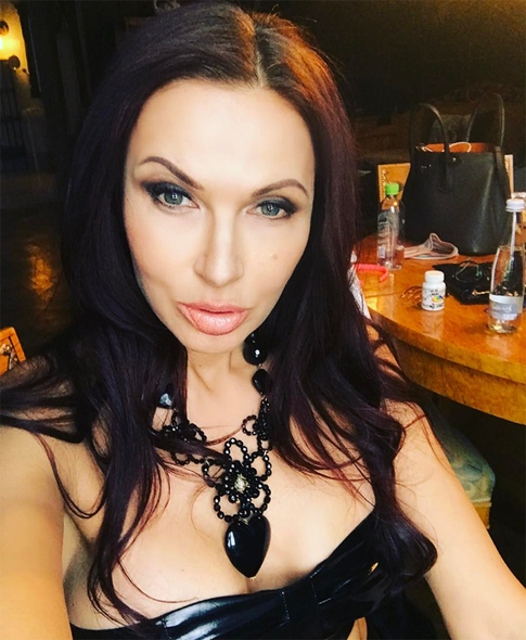 Эвелина Бледанс отмечает 47-летие