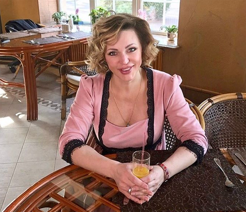 Довлатова показала фигуру после четвертых родов