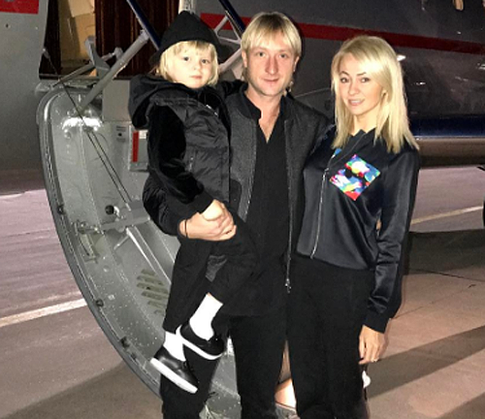 Рюкзак сына Рудковской стоит как машина