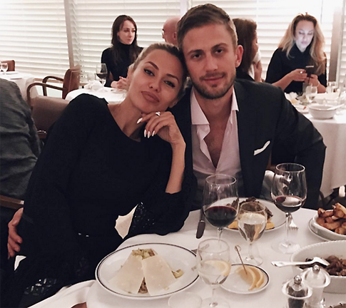 Экс-супруг Бони прибыл в Канны с новой избранницей